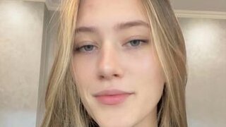 ElizabethDebicki's Webcam