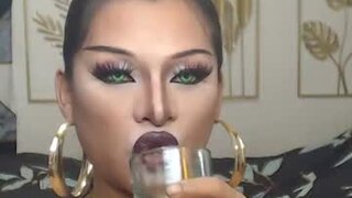 yourtrannyqueenxxx's Webcam